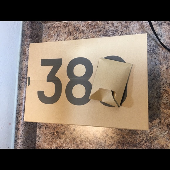 Yeezy 380 Onyx - Picture 4 of 4